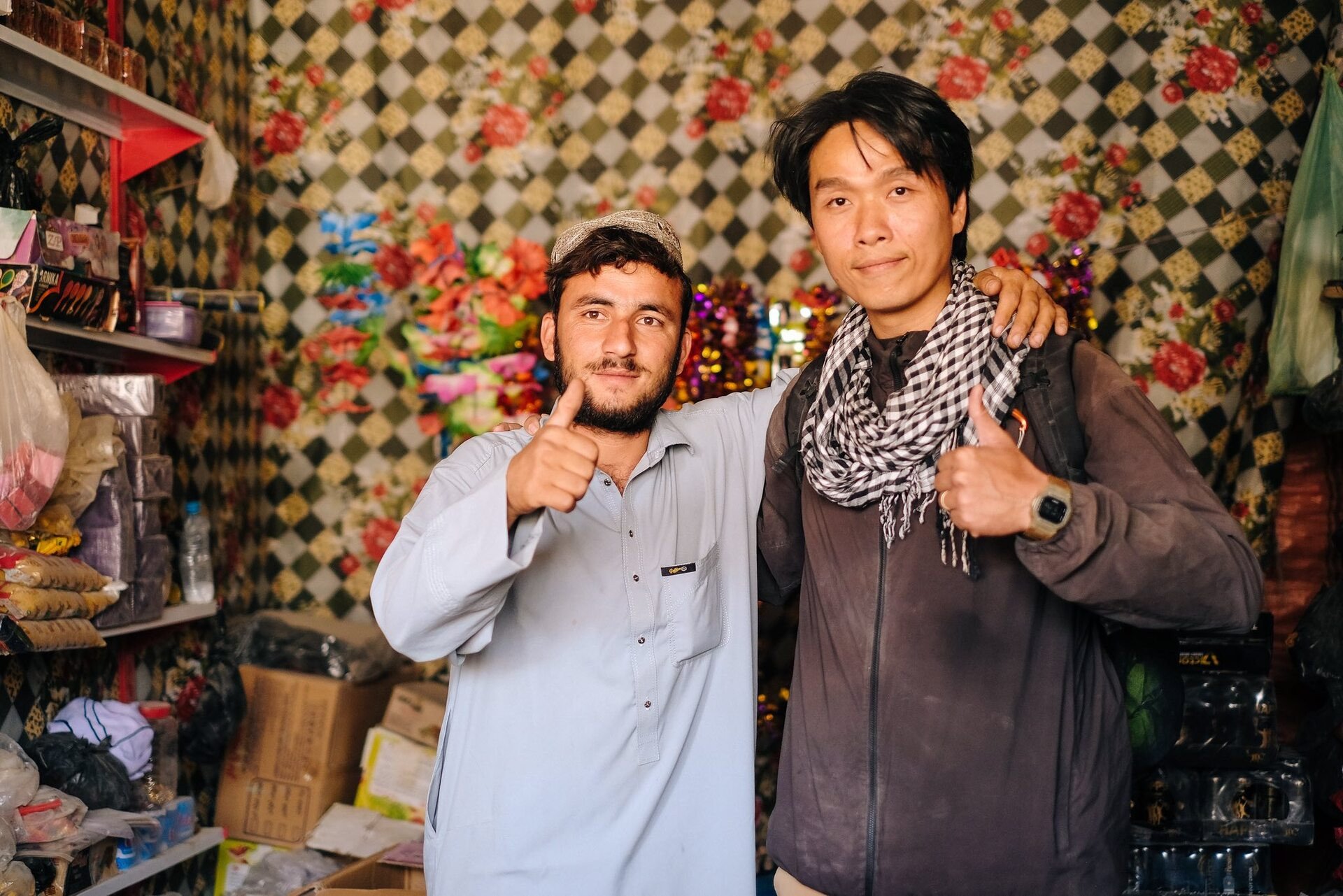 Cặp đôi gặp gỡ những người dân thân thiện ở Afghanistan