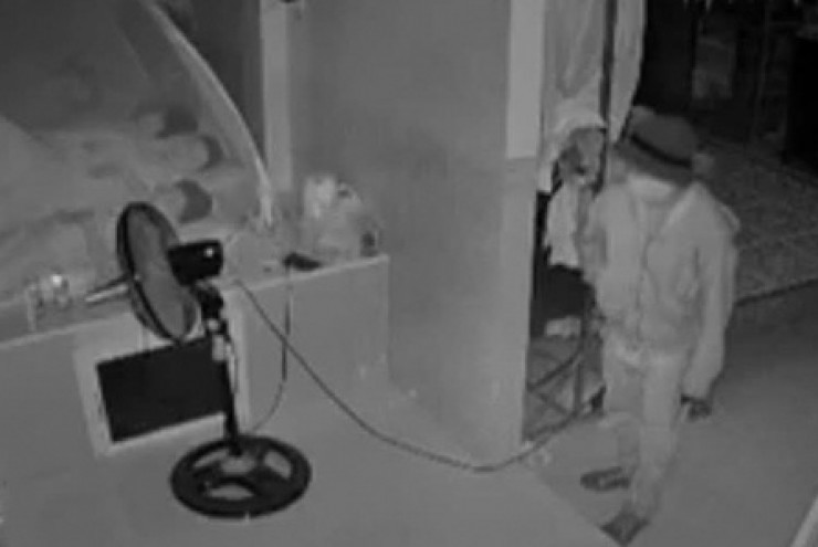 Camera ghi cảnh kẻ gian trộm tiền mừng cưới nhà chú rể