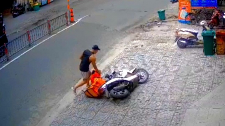 Hình ảnh nam thanh niên hành hung nữ shipper giữa đường.