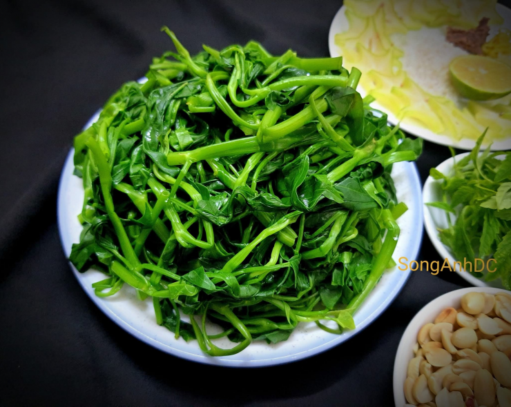 Luộc lửa to, thêm chút muối vào nước luộc... là những bí quyết giúp luộc rau muống xanh ngon. Ảnh: Song Anh DC