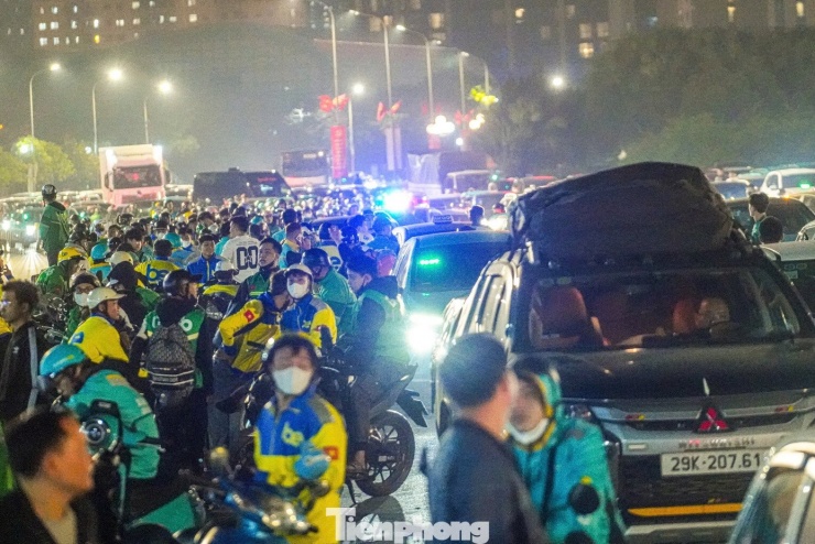 Biển người rời đi, Mỹ Đình tắc nghẽn lúc nửa đêm - 2