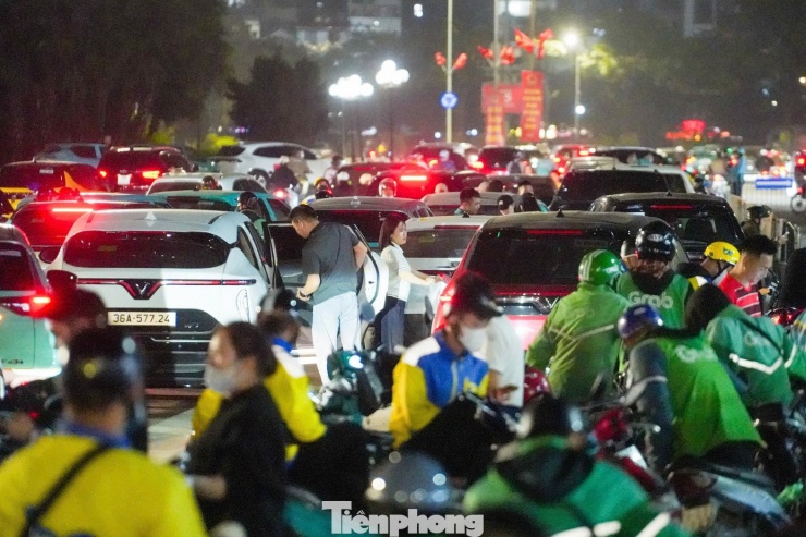 Biển người rời đi, Mỹ Đình tắc nghẽn lúc nửa đêm - 5