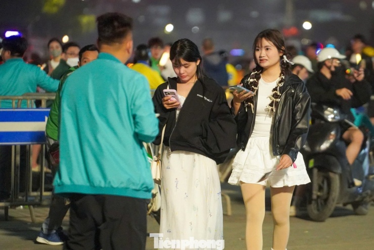 Biển người rời đi, Mỹ Đình tắc nghẽn lúc nửa đêm - 9