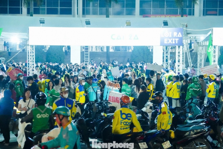 Biển người rời đi, Mỹ Đình tắc nghẽn lúc nửa đêm - 13
