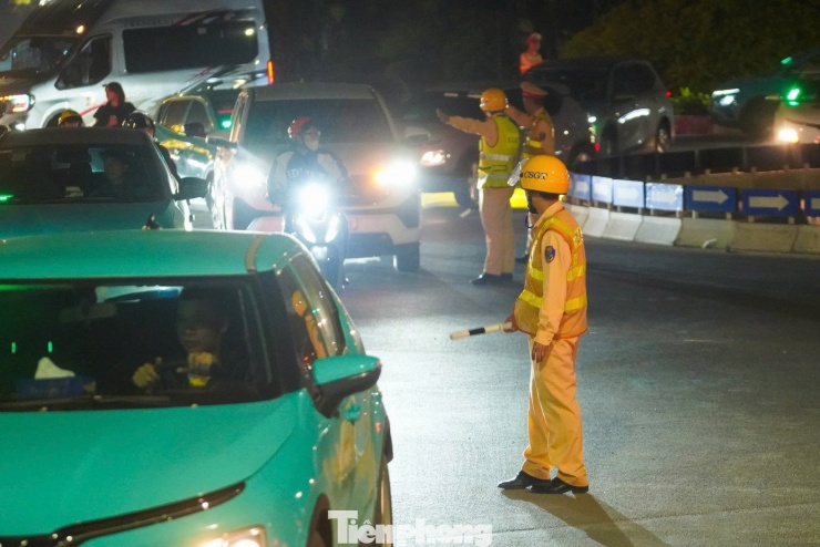 Biển người rời đi, Mỹ Đình tắc nghẽn lúc nửa đêm - 18