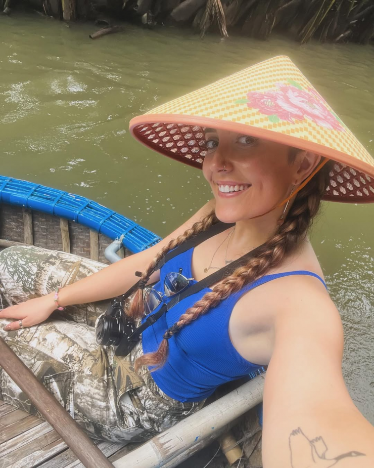 Nữ du khách không kịp thích nghi với sự thay đổi thời tiết của các vùng miền tại Việt Nam