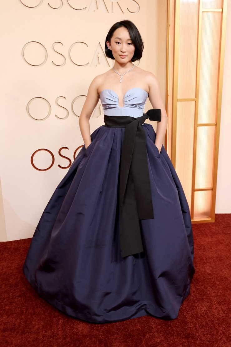 Diễn viên Mỹ gốc Hàn Quốc Ji-young Yoo tạo vẻ thanh lịch bằng đầm cúp ngực, thắt nơ của Carolina Herrera.