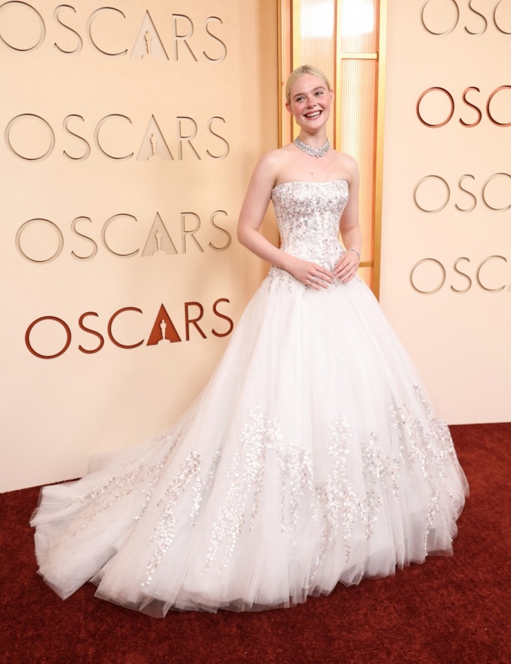 Elle Fanning được ví là nàng công chúa trong bộ đầm quây ngực màu trắng của Givenchy.