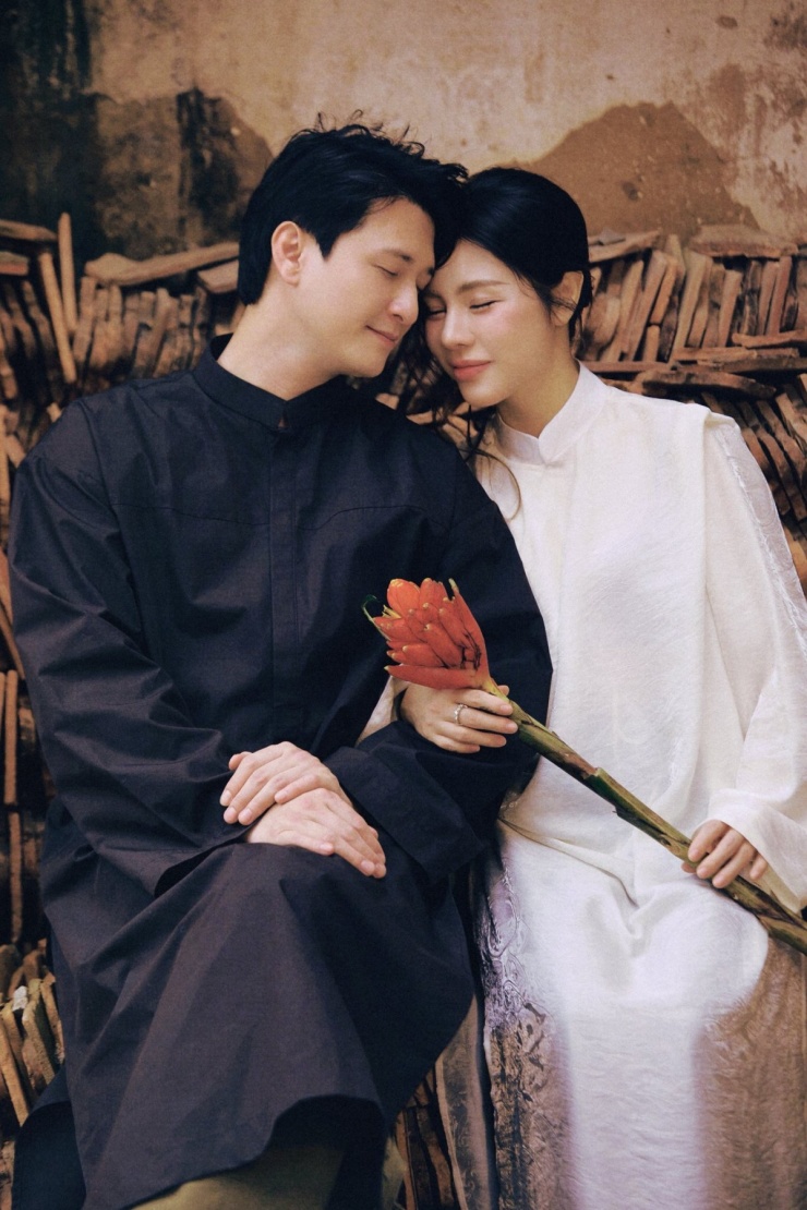 Vợ chồng Bạch Lan Phương - Huỳnh Anh tình tứ trong bộ ảnh áo dài.