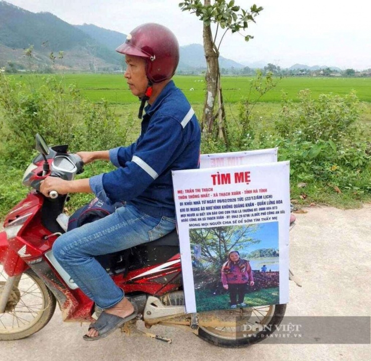 Ông Nguyễn Hồng Trường dán thông báo tìm mẹ lên xe máy, rong ruổi khắp nơi để tìm kiếm.