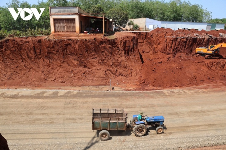 Người dân leo thang lên nhà