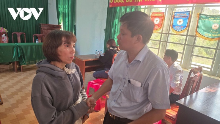 &nbsp;Ban QLDA bắt tay các hộ dân và hứa sẽ thực hiện những cam kết của mình