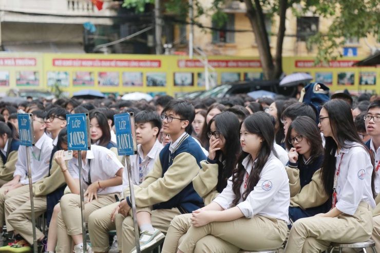 Học sinh Trường THPT Huỳnh Thúc Kháng, Hà Nội. Ảnh: Tào Nga