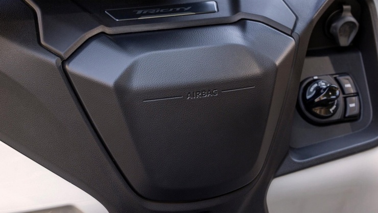 Yamaha trình làng xe máy 3 bánh có túi khí - 2