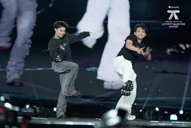 Dàn anh trai khuấy đảo Mỹ Đình - 30