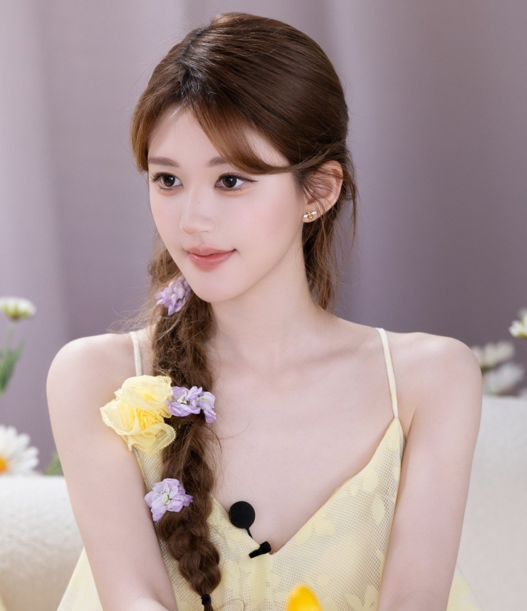 Triệu Lộ Tư vẫn bán hàng trực tuyến, tự biến mình trở thành hot girl mạng.