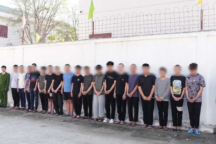 Nhóm "quái xế" mang hung khí gây náo loạn đường phố bị Công an Nghệ An bắt giữ.