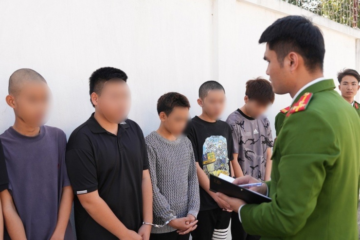 Công an Nghệ An phát hiện, bắt giữ, khởi tố nhiều nhóm thanh niên có hành vi tụ tập đua xe, lạng lách, gây rối trật tự công cộng.