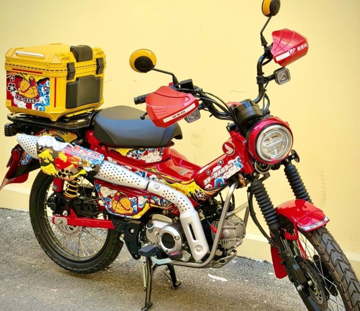 Anh Dũng chi gần 200 triệu độ Honda CT125 thành độc bản với phong cách rực rỡ. Ảnh: NVCC.