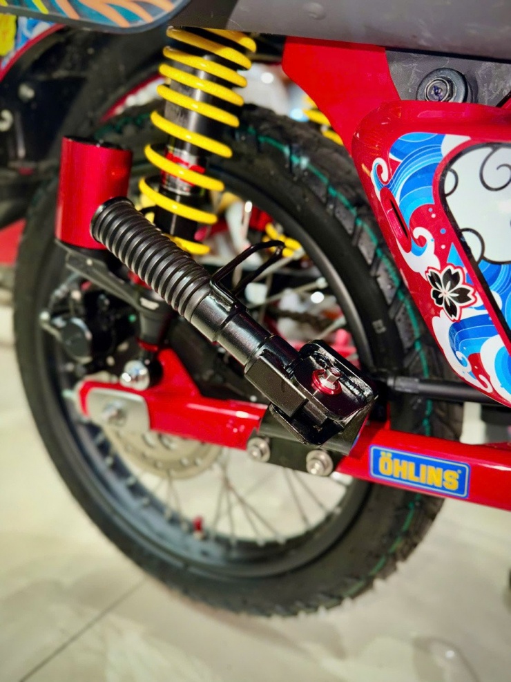 Nhiều đồ chơi hàng hiệu đắt tiền được trang bị lên xe. Ảnh: NVCC.