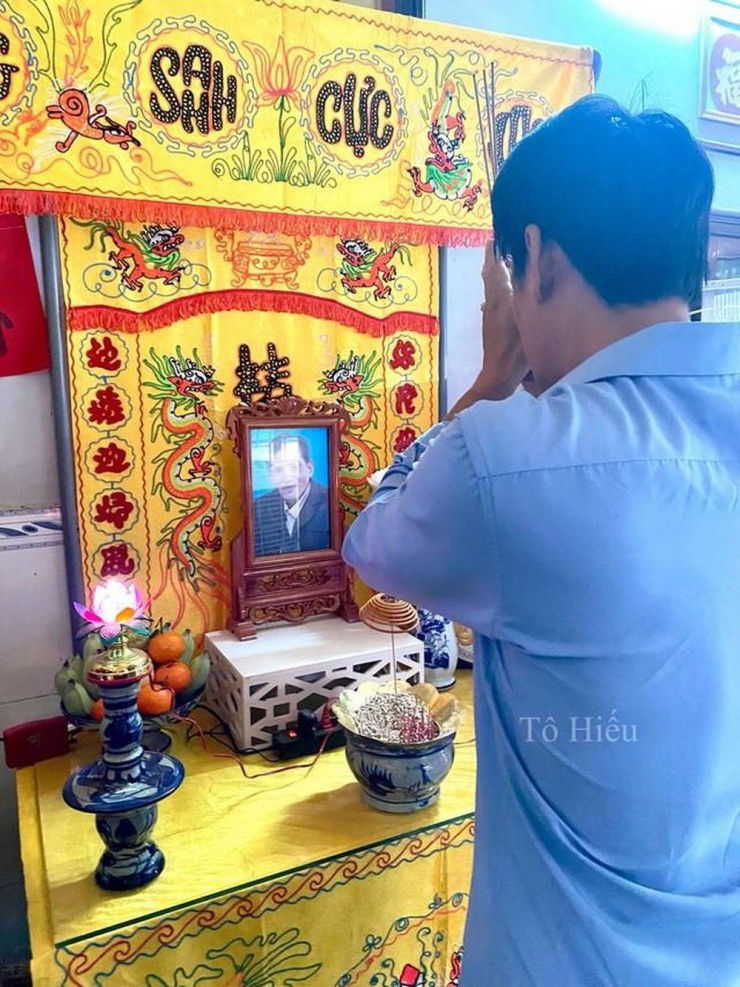 Thanh Tùng thắp hương cho cố diễn viên Thương Tín. Ảnh: Tô Hiếu