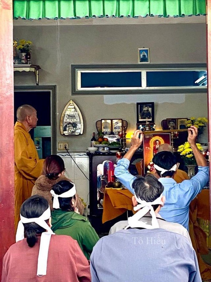 Hai em gái cố diễn viên Thương Tín về dự lễ 100 ngày của anh trai. Ảnh: Tô Hiếu