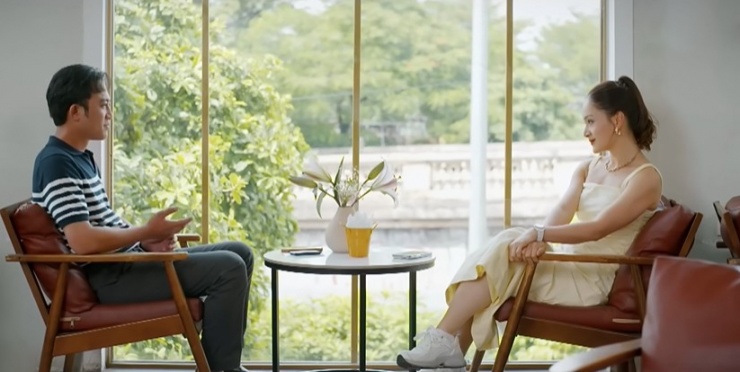 Đây không phải lần đầu tiên Lan Phương gây tò mò vì lối mix đồ trên phim. Ở tác phẩm giờ vàng trước đó là 'Gió ngang khoảng trời xanh' của đạo diễn Lê Đỗ Ngọc Linh, bà mẹ hai con cũng thường kết hợp sneakers năng động cùng những bộ váy nữ tính.