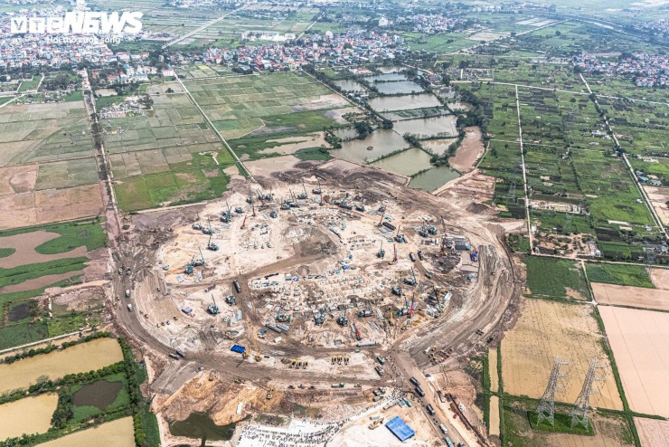 Ở góc độ kỹ thuật, dự án dự kiến áp dụng các giải pháp hiện đại như hệ thống mái che di động, cùng các công nghệ tiết kiệm năng lượng và vật liệu thân thiện với môi trường. Các tiêu chuẩn thiết kế được xây dựng theo yêu cầu của các tổ chức thể thao quốc tế.