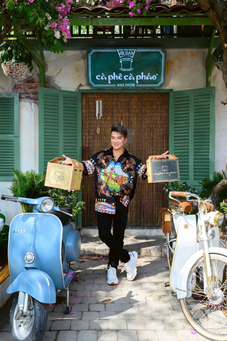Đàm Vĩnh Hưng mở quán cà phê. Ảnh: FBNV