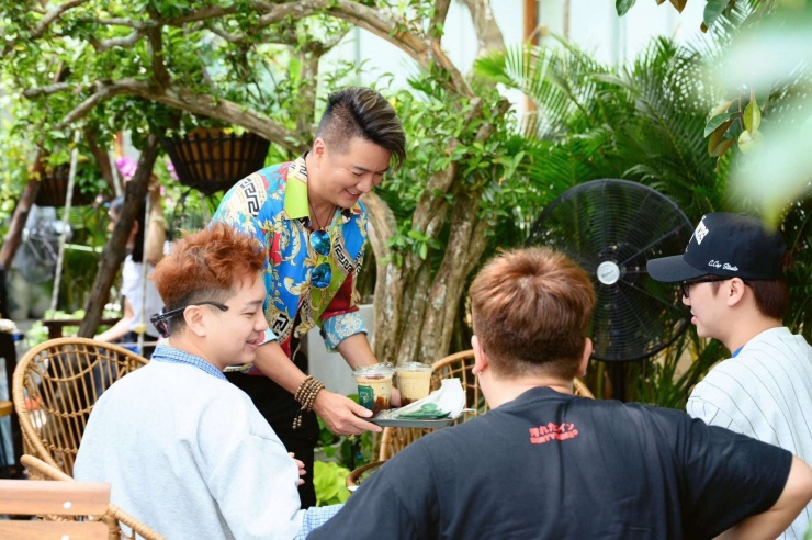 Đàm Vĩnh Hưng phục vụ tại quán cà phê. Ảnh: FBNV