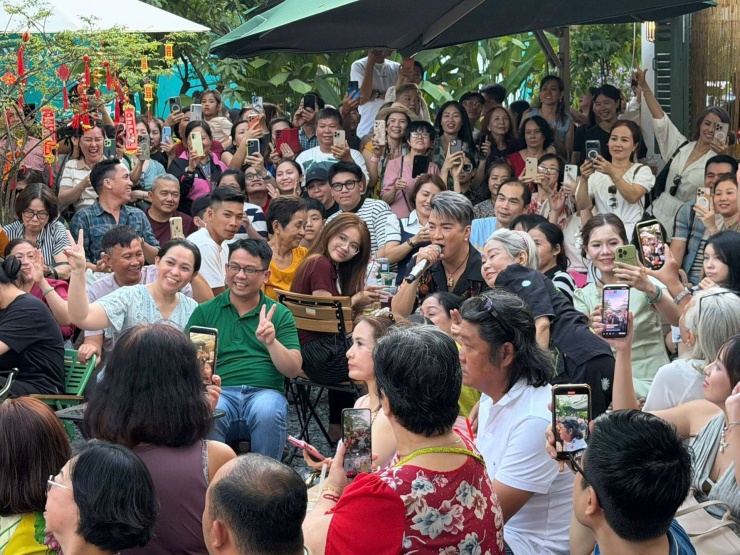 Đàm Vĩnh Hưng hát tại quán cà phê. Ảnh: FBNV