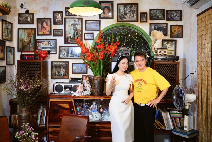 Bên trong quán cà phê của Đàm Vĩnh Hưng. Ảnh: FBNV