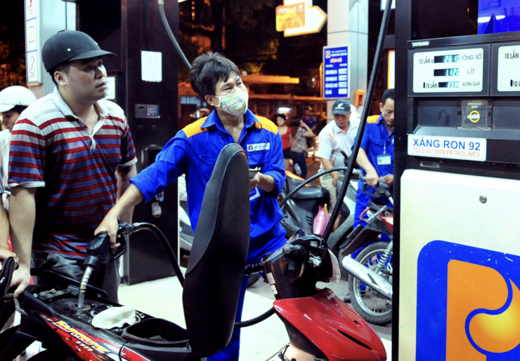 Bộ Công Thương yêu cầu bảo đảm nguồn cung xăng dầu đáp ứng yêu cầu sản xuất kinh doanh và tiêu dùng trong nước, không để xảy ra thiếu hụt mặt hàng này. Ảnh: Nam Khánh&nbsp;