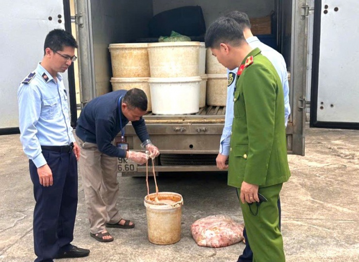 Tổ công tác kiểm tra, phát hiện 1.036 kg lòng lợn không rõ nguồn gốc xuất xứ và có dấu hiệu phân hủy, chuyển màu, bốc mùi hôi thối. Ảnh: Cơ quan Công an,