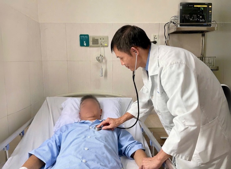 Bác sĩ thăm khám cho bệnh nhân.