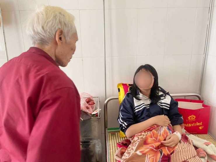 Ông Phạm Hồng Thái ở viện chăm sóc cháu gái. Ảnh: Gia Khiêm