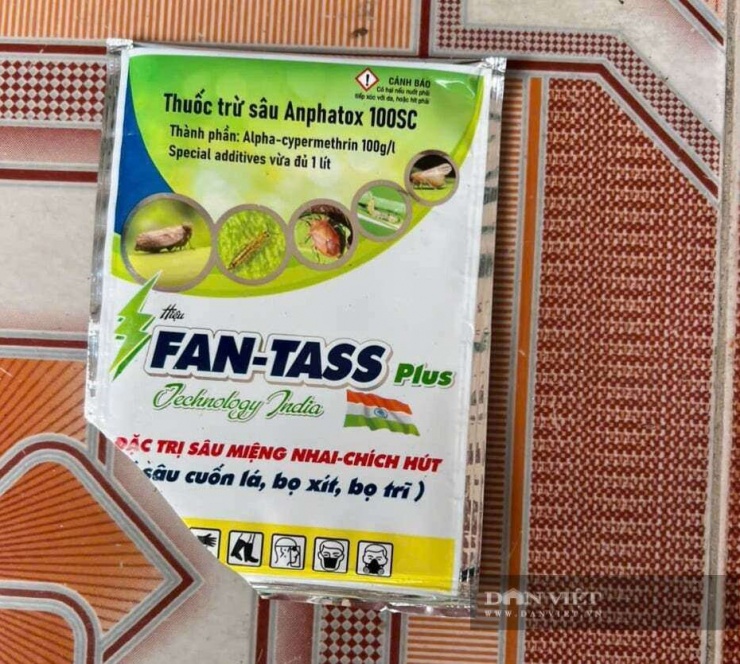 Gói thuốc trừ sâu được cho là nữ sinh uống trước đó. Ảnh: Gia Khiêm