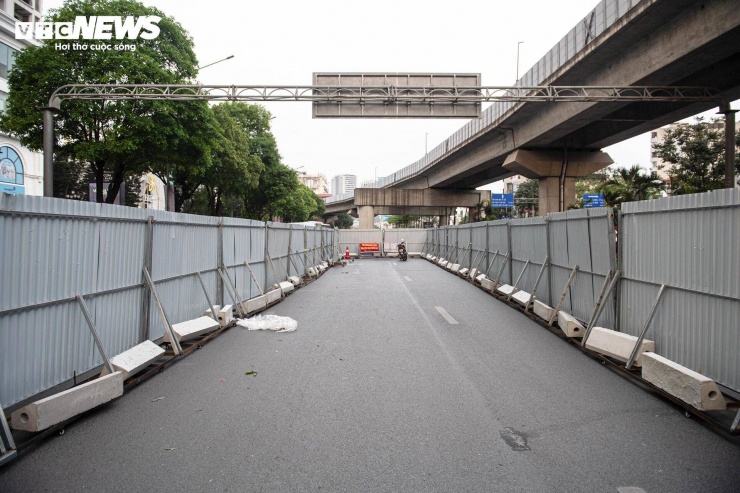 Các đoạn từ nút giao Nguyễn Trãi - Vũ Trọng Phụng đến khu vực trước Trường Đại học Khoa học Xã hội và Nhân văn và từ đây đến nút giao Nguyễn Trãi - Nguyễn Tuân được tổ chức thi công theo kiểu cuốn chiếu, sử dụng rào chắn di động. Mỗi phân đoạn thi công dài khoảng 10 m, bề rộng đào đường từ 2-4 m, phần mặt đường còn lại rộng hơn, dao động 16-20 m. Hai đoạn này được triển khai chủ yếu vào ban đêm, từ 22h đến 5h sáng hôm sau, sau đó hoàn trả mặt đường rồi mới chuyển sang vị trí tiếp theo.