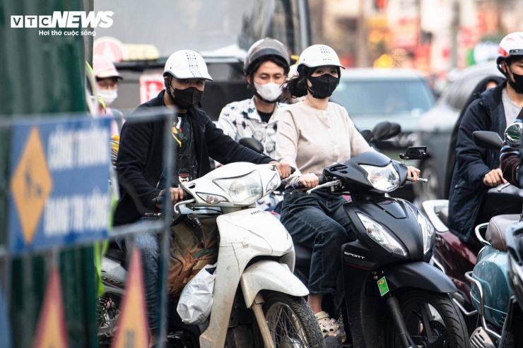 Việc thi công chiếm dụng mặt đường trên trục giao thông đông đúc khiến việc đi lại qua khu vực này gặp nhiều khó khăn, đặc biệt trong giờ cao điểm.