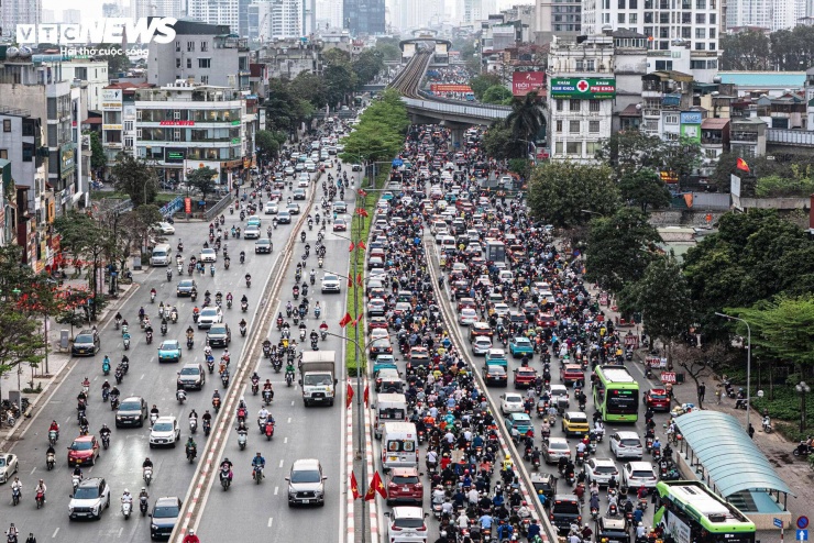 Ghi nhận của PV Báo Điện tử VTC News chiều 17/3, hướng từ Ngã Tư Sở đi Hà Đông rơi vào tình trạng ùn tắc kéo dài.