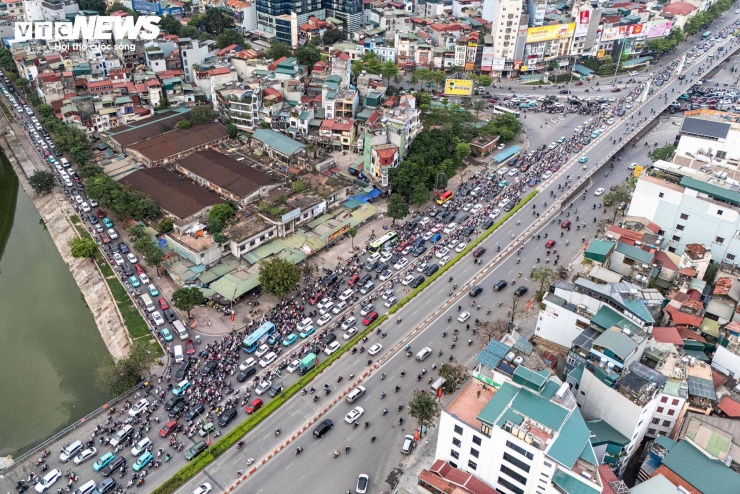 Dòng xe nối đuôi nhau gần 1 km, di chuyển chậm chạp qua khu vực có rào chắn.