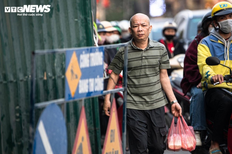 “Giờ cao điểm gần như không còn khoảng trống. Xe máy phải len vào từng khe nhỏ. Nhiều người nóng ruột nên đi lên vỉa hè hoặc quay đầu đi ngược chiều, khiến giao thông càng rối hơn”, một người dân tại phường Thanh Xuân chia sẻ.