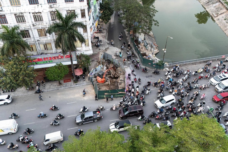 Ngoài khu vực đường Nguyễn Trãi (phường Thanh Xuân), tình trạng thi công rào chắn đường gây cản trở giao thông tại nút giao đường Nguyễn Trãi - Giáp Nhất.