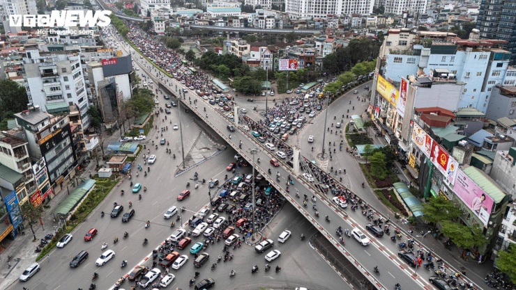 Bên cạnh áp lực giao thông, khu vực từ trước Trường Đại học Khoa học Xã hội và Nhân văn đến nút giao Nguyễn Trãi - Nguyễn Tuân cũng là điểm thường xuyên xảy ra ngập úng khi mưa lớn, gây khó khăn cho việc đi lại.