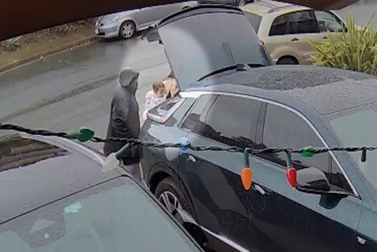 Bé 12 tháng tuổi mắc kẹt trong ô tô 30 phút, cha nhờ ChatGPT mới cứu được con - 1