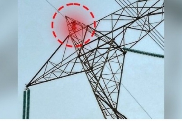 Giận chồng không cho đi lễ hội, người phụ nữ leo lên đỉnh cột điện cao thế