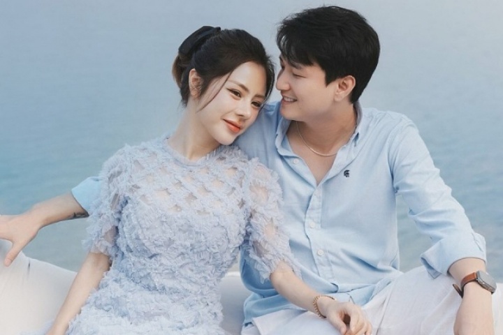 Vợ chồng Bạch Lan Phương - Huỳnh Anh mặc đồng điệu 'đi khắp thế gian'