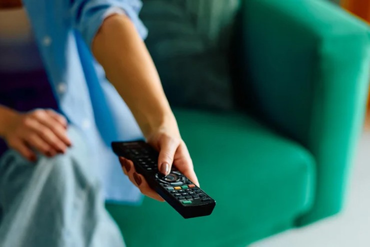 Đập điều khiển TV mỗi khi pin yếu là thói quen nhiều người vẫn làm.