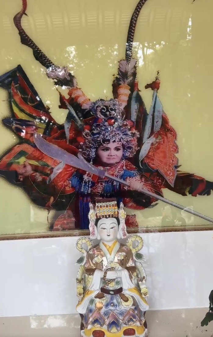 Bức ảnh nghệ sĩ ưu tú Tú Sương bị đặt lên bàn thờ một cách tùy tiện