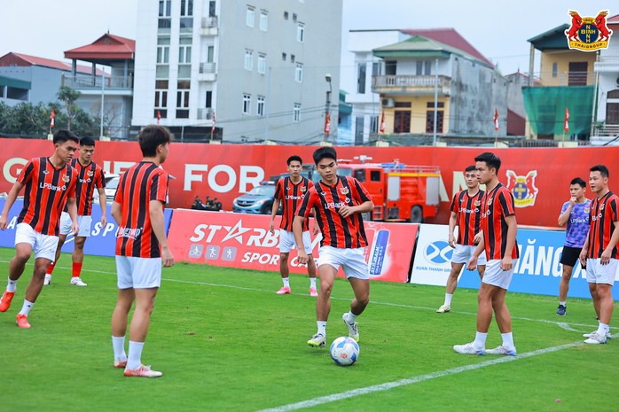 Lê Phát tập luyện cùng các đồng đội Ninh Bình FC